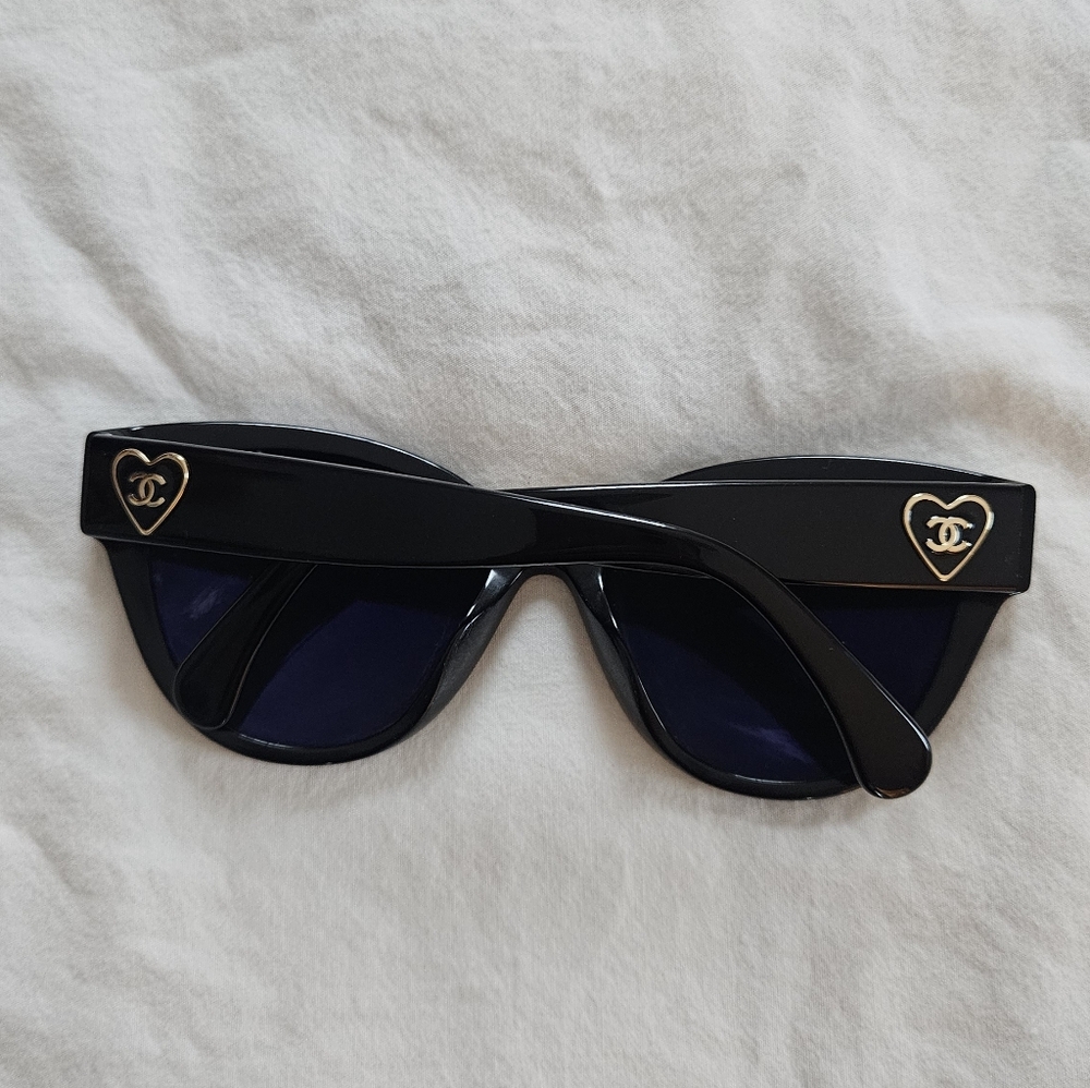 CHANEL Black Heart Logo Sunglasses - Picture 6 of 16